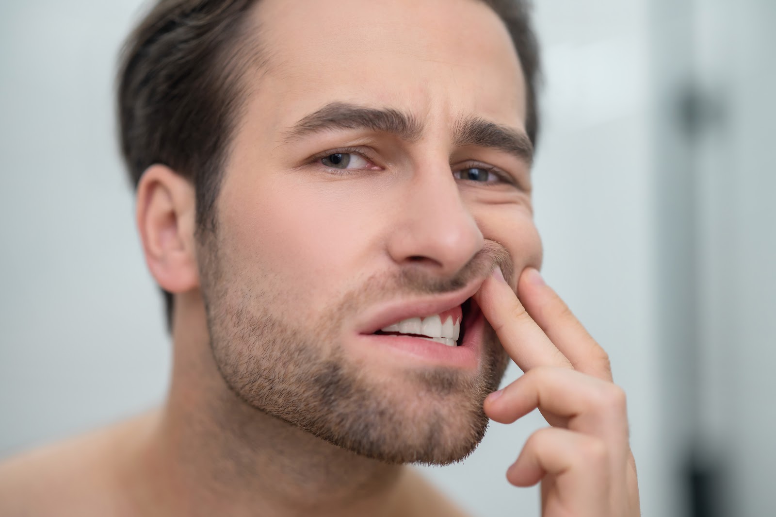 치아가 길어진 것 같은 느낌… 잇몸이 위축돼 밀려난 탓 (gum disease)