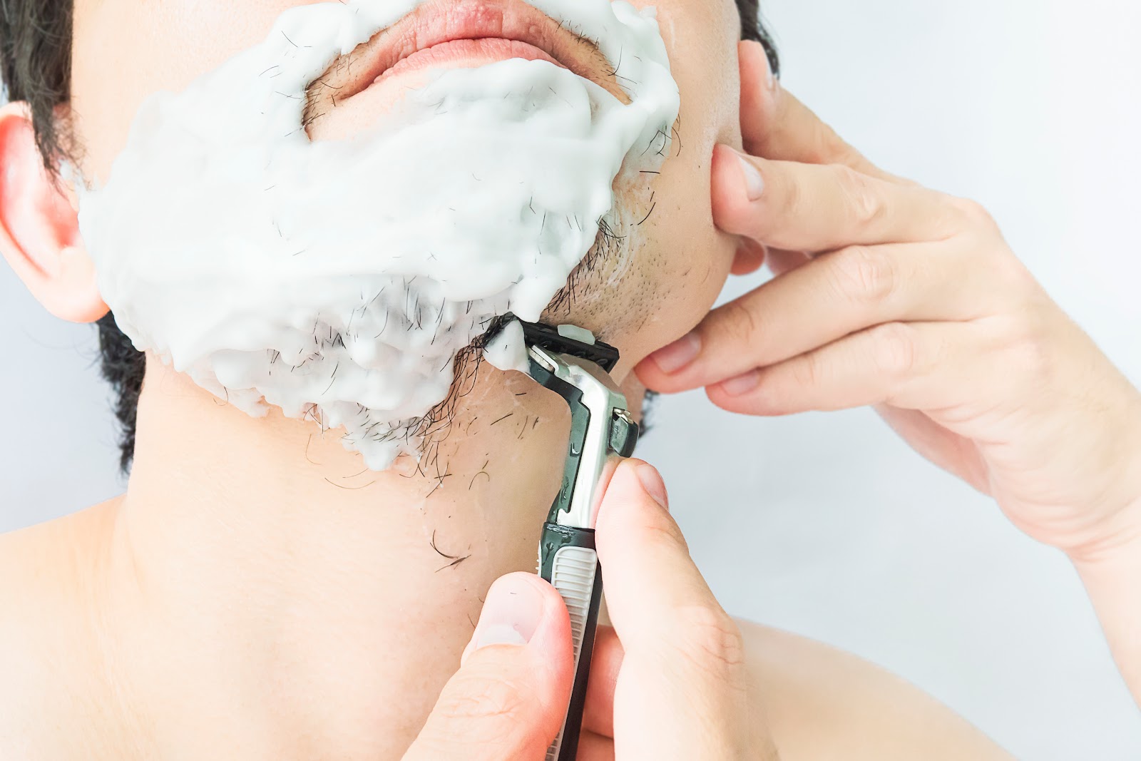 상처를 입지 않고 면도 하는 방법에 대해 알아 보자. ( How to shave without getting hurt)